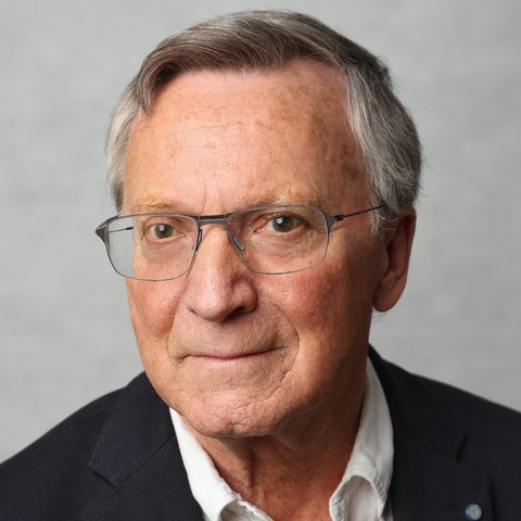 Prof. Axel Kramer